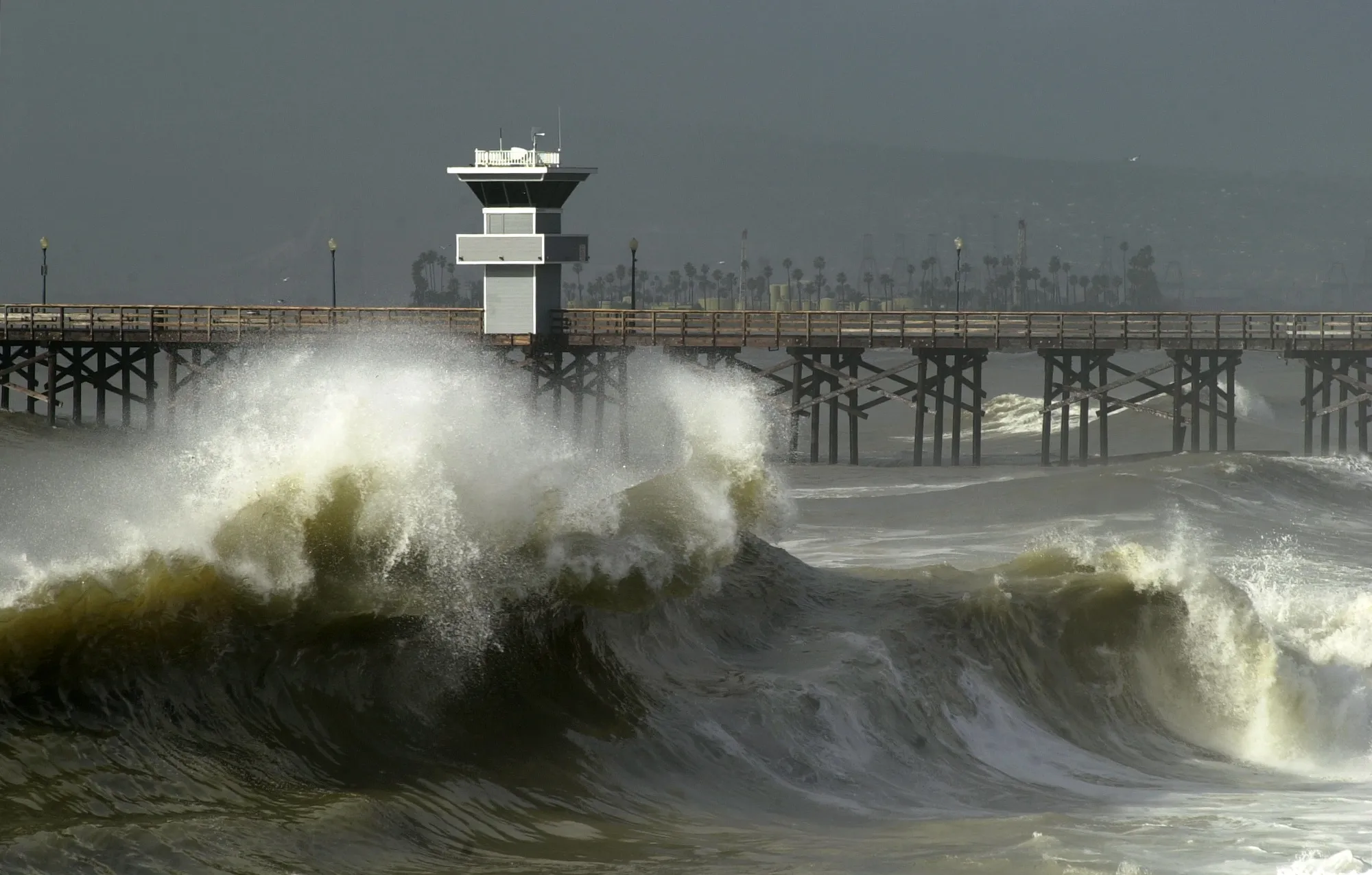 Heavy surf&nbsp;in Seal Beach, CA.