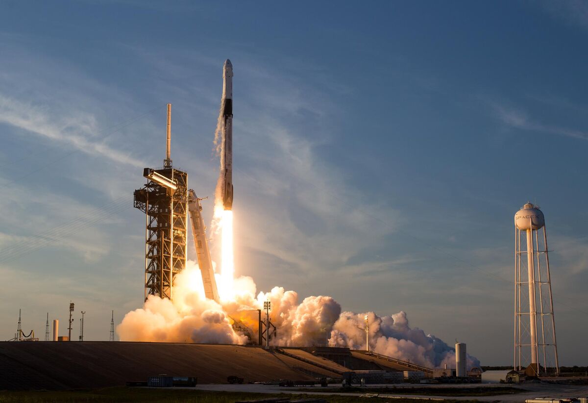 bloomberg.com - Loren Grush - SpaceX's Money-Losing Rockets Are Biggest Asset in AI Dream