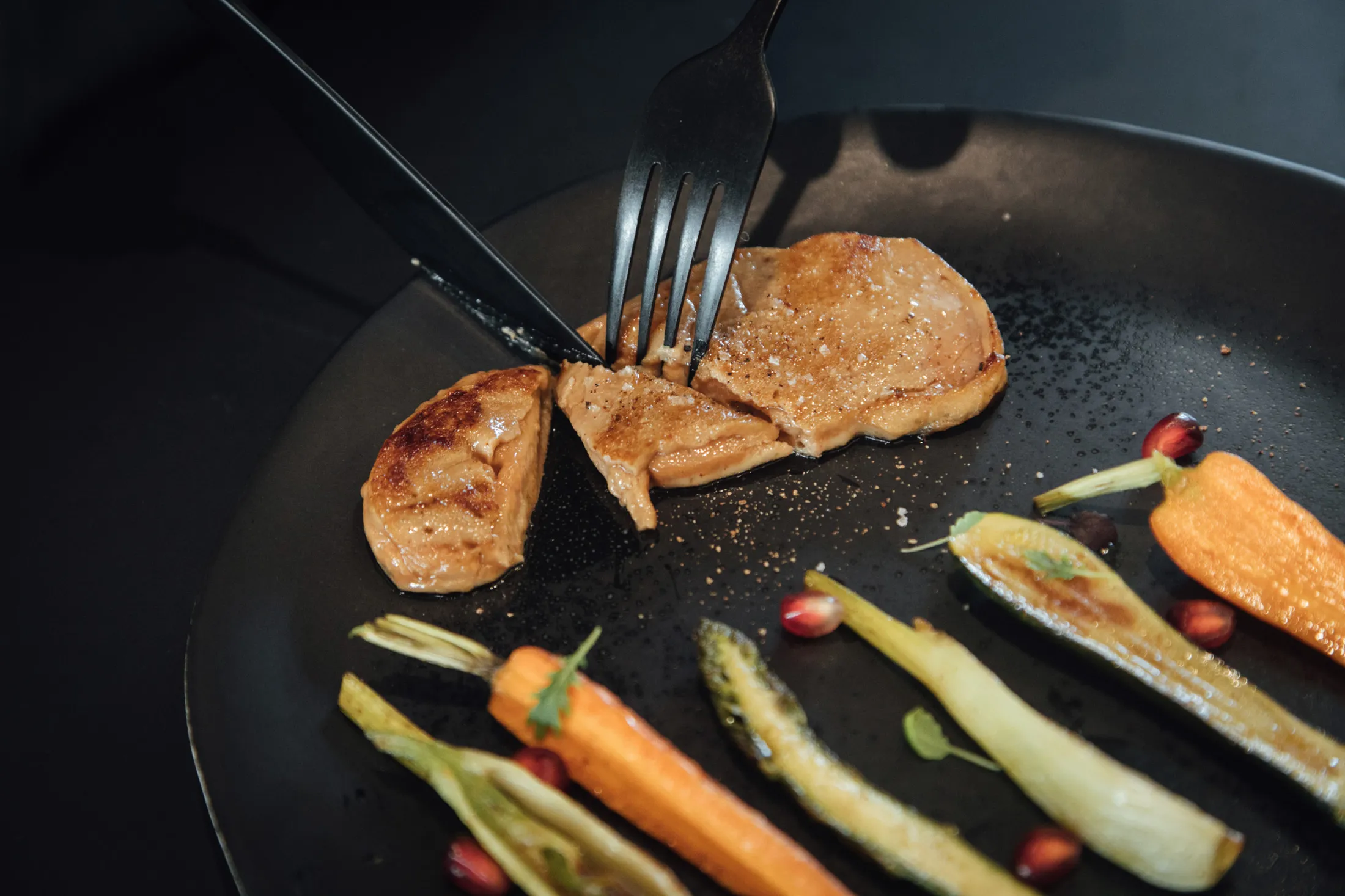 FOIE GRAS by Andre Bormann - 料理本 Burgundy beef and pan fried foie gras and burratta with