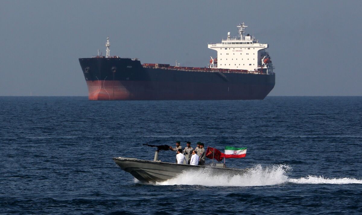 🟪"Ministero greco della navigazione avverte: rivedere l'uso dello Stretto di Hormuz dopo attacchi USA all'Iran"