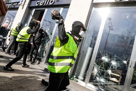 Paris Violence Returns as Yellow Vests Protest for 18th Weekend