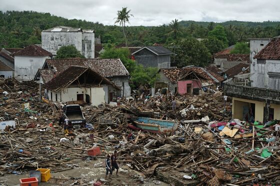 Indonesian Tsunami Death Toll Tops 400 With Thousands Displaced