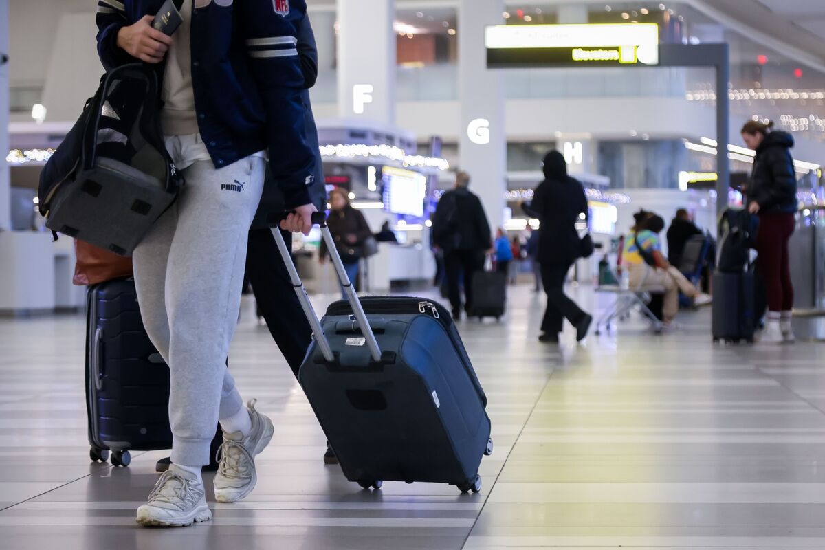 bloomberg.com - Sri Taylor - US Airlines Waive Change Fees as Storm Strengthens in Northeast