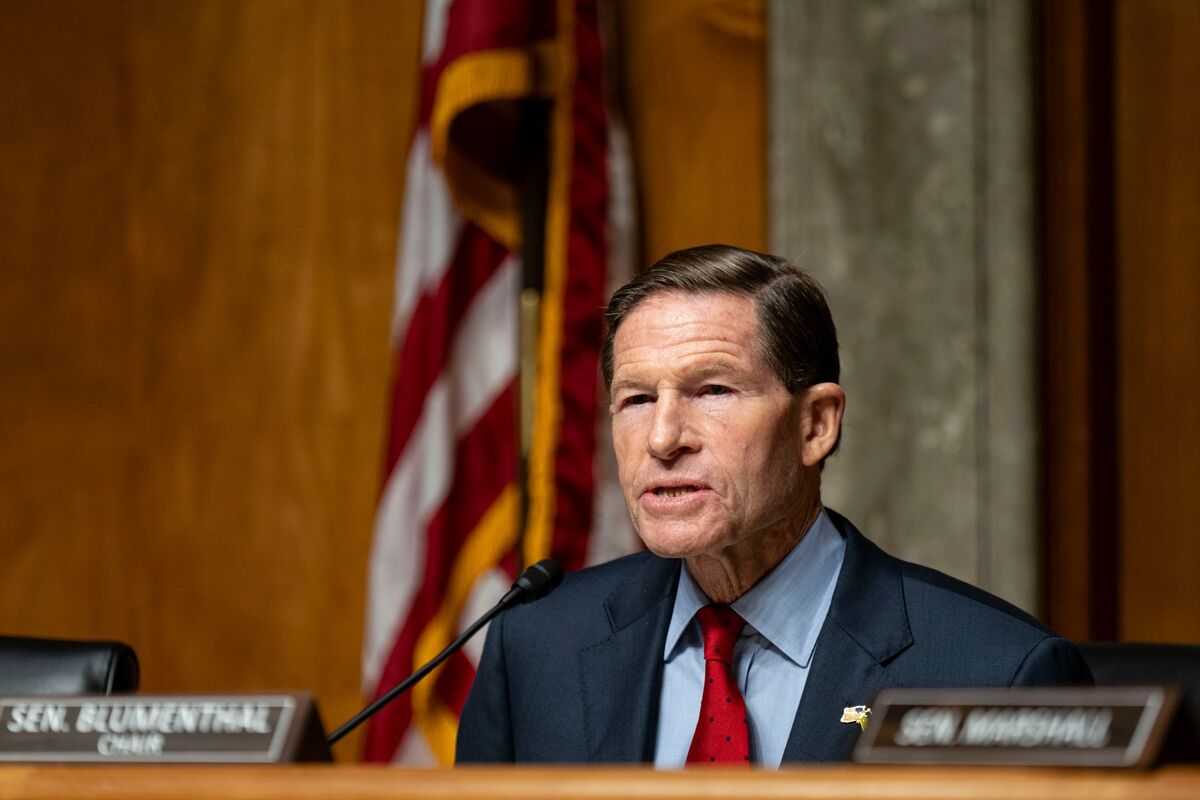 Senator Opens Binance Probe Into Alleged Iran, Russia Violations