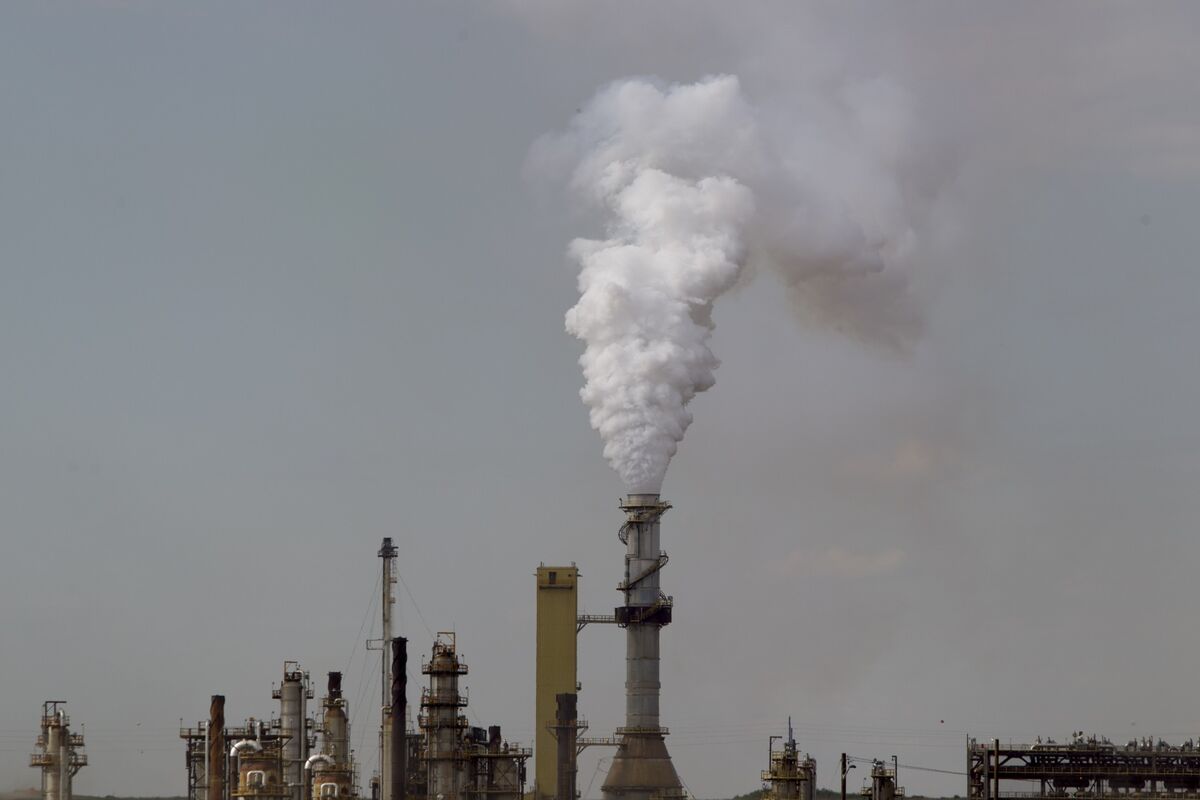 
                            Alberta Carbon Market Rally Fades as April 1 Deadline Nears