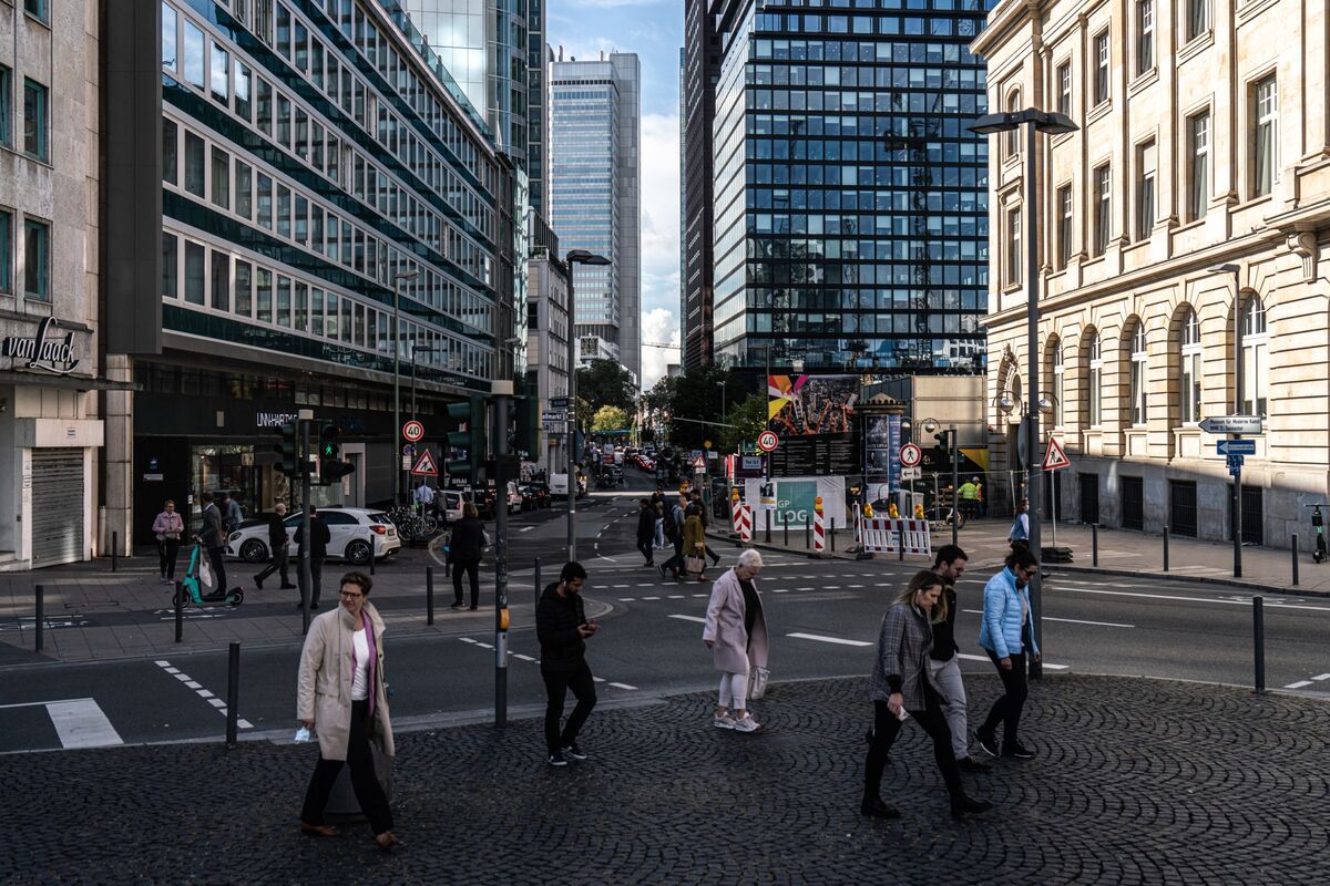 Euro-Zone Wage Growth to Quicken in Second Half of This Year