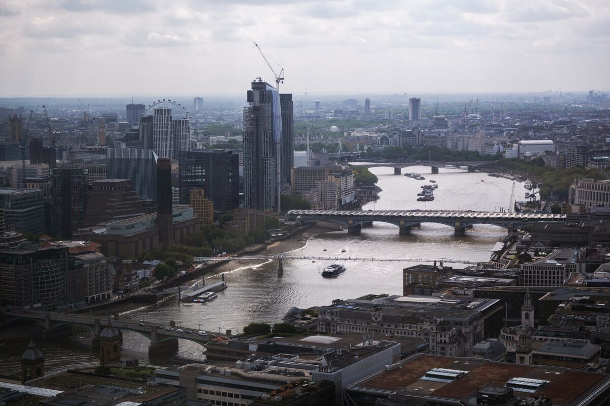 Pound Rises, FTSE 100 Futures Fall Ahead of Inflation Data