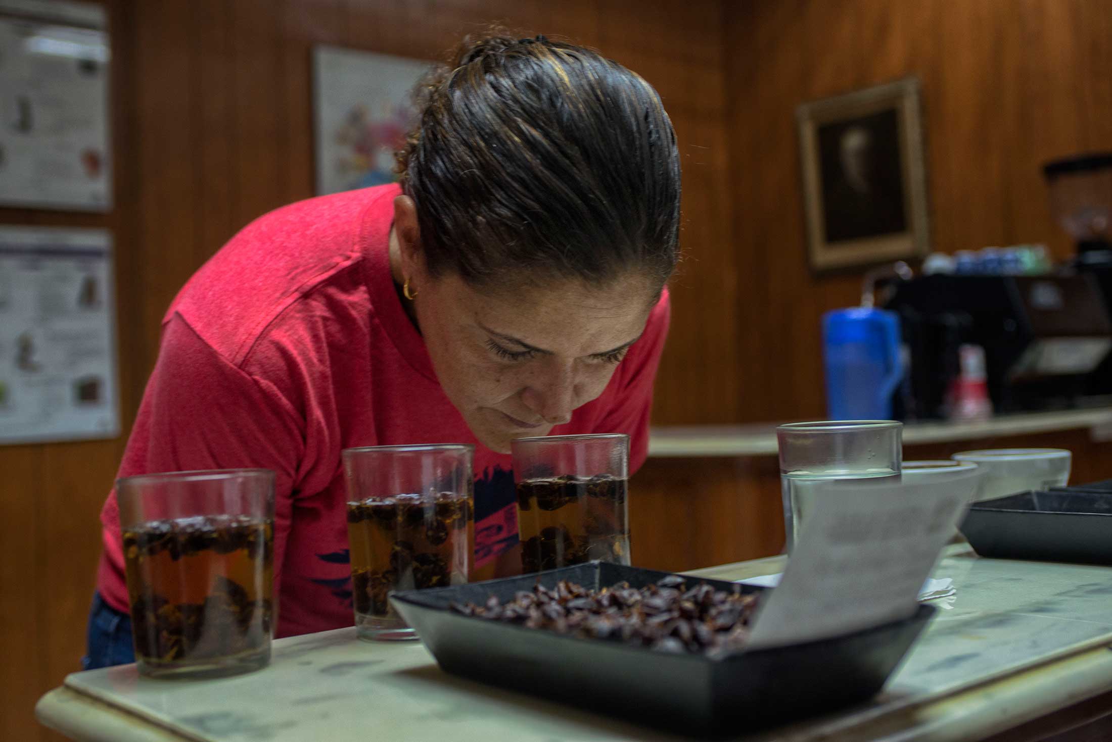 Aida Batlle performing a quality tasting of a cascara tea in&nbsp;Santa Ana, El Salvador.