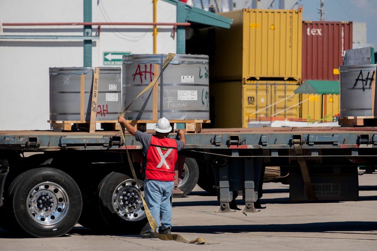 Mexico’s Economy Barely Grew in 2025 as Sheinbaum Chases More Investment