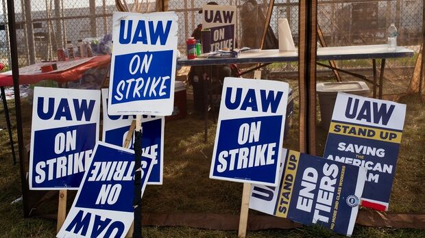 Big Labor Gamble: Push to Unionize Every U.S. Auto Plant - The New