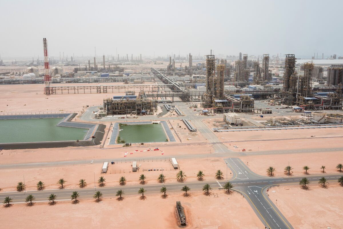 Eni Buys Stake in Abu Dhabi National Oil Co. Refinery - Bloomberg