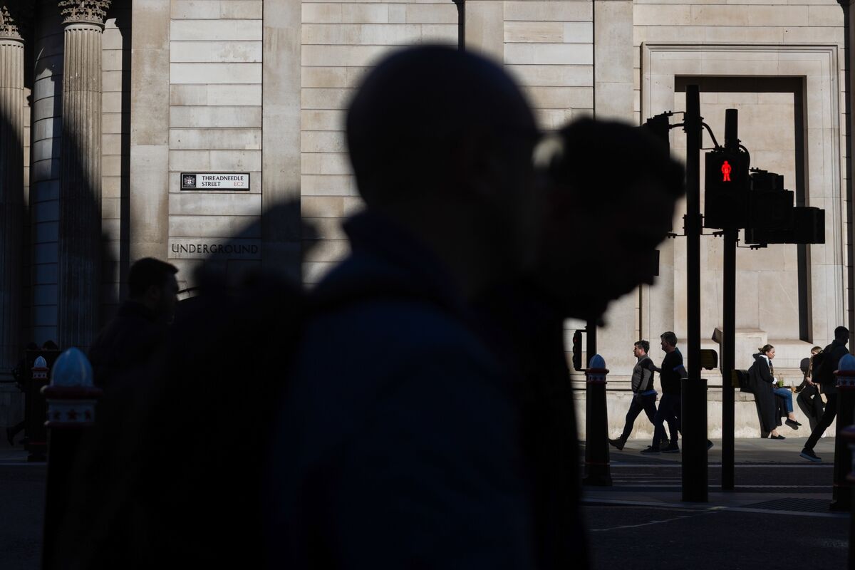 UK Living Standards to Slide in Setback to Starmer’s Growth Vow