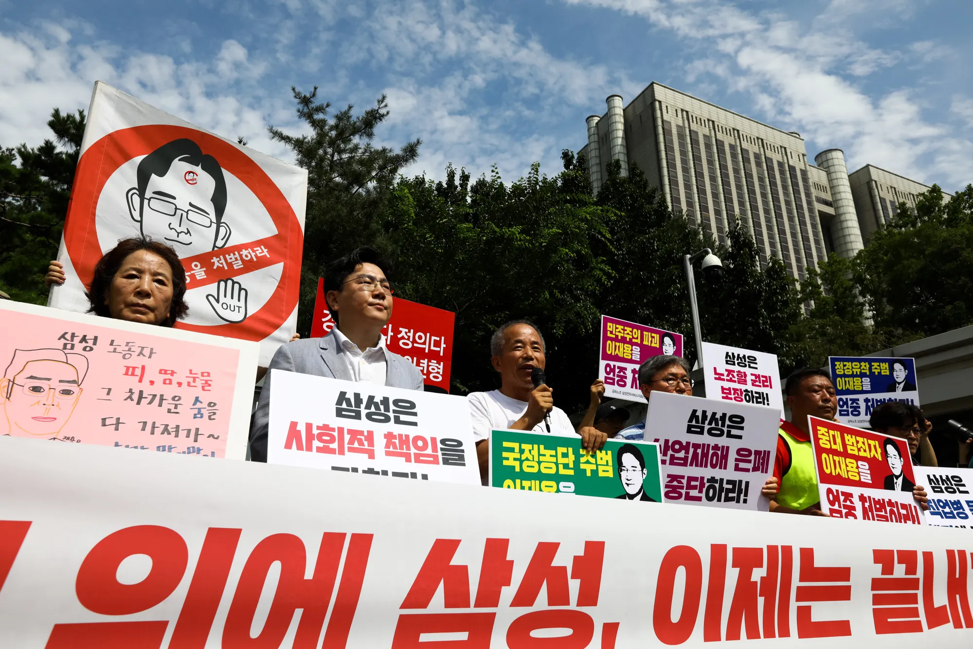 Anti-Samsung protesters in Seoul, August 2017.