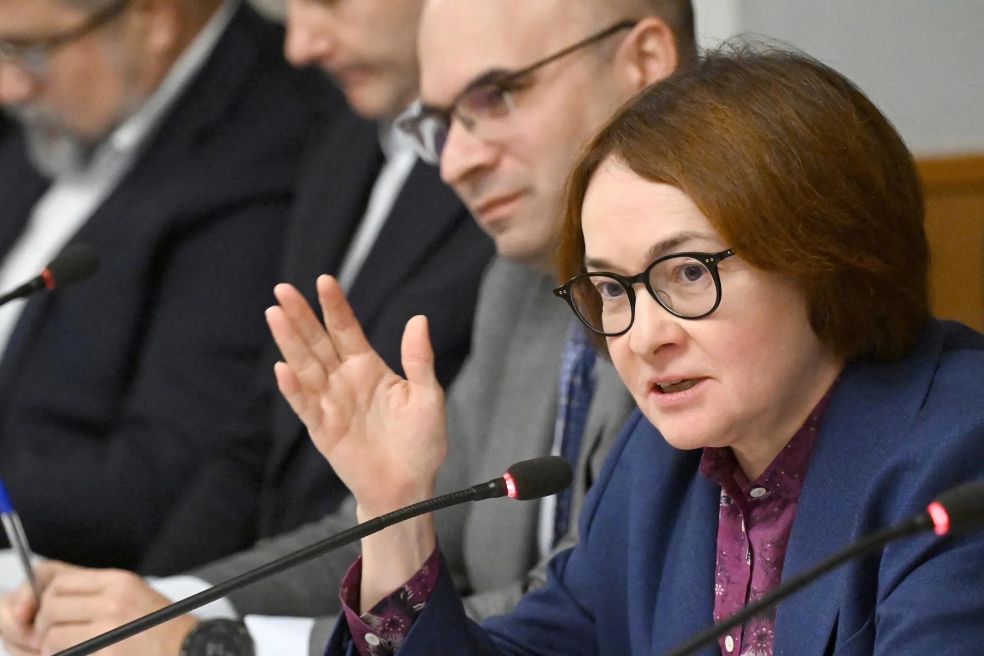 ロシア中銀総裁に支配層が不満爆発、高金利で経済破壊していると非難 - Bloomberg