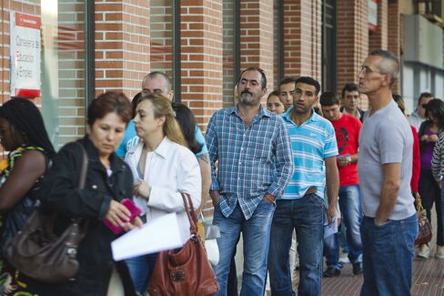 Spain Recession Scars Exposed as Jobless Seen Reaching 6 Million