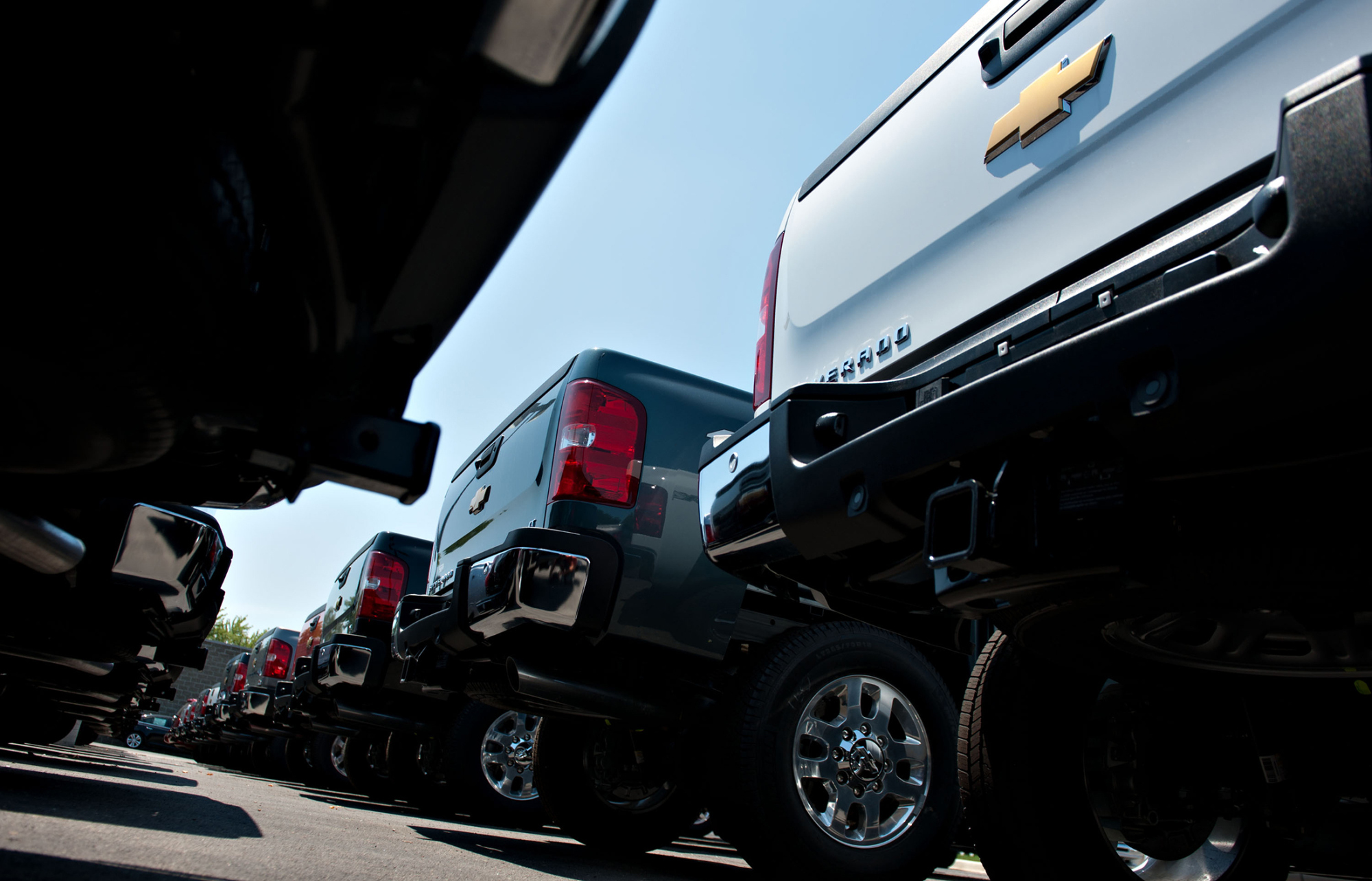 Chevy Silverado pickup trucks sit on display at a General Motors Co. dealership in Peoria, Illinois, U.S., on Wednesday, Aug. 1, 2012. The company's second-quarter results, GM’s 10th straight profitable quarter, were helped by continued profits in North America and Asia where sales have been growing.
