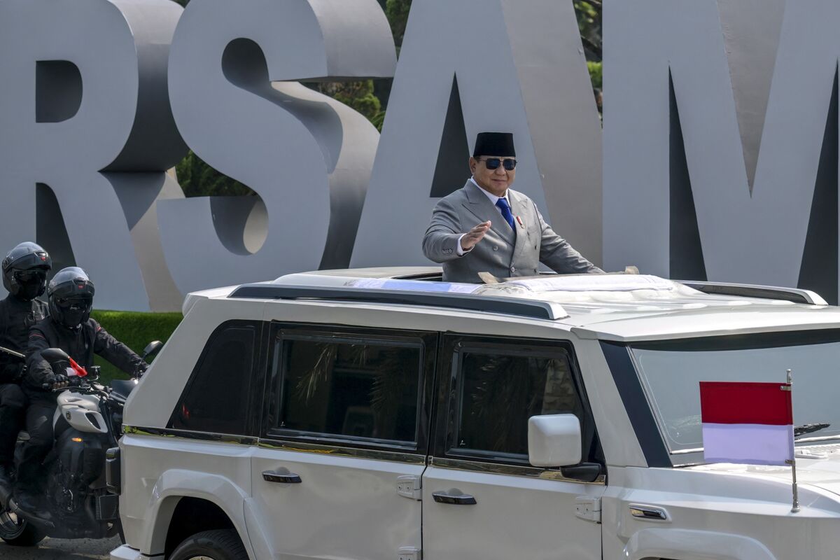 Prabowo Approval Sinks Below 50% as Economic Gloom Grows