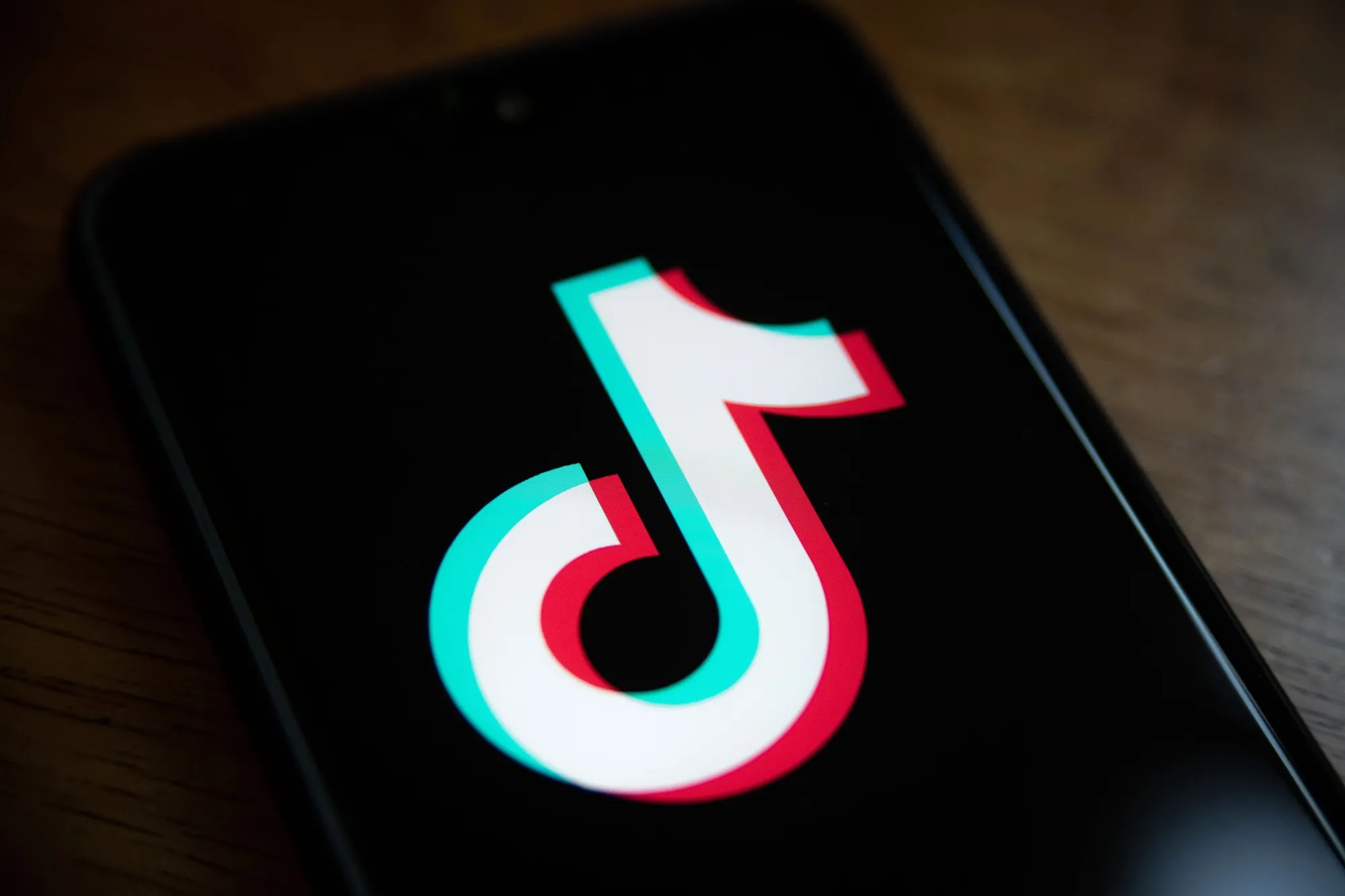 European Commission staff were ordered to delete the Tik Tok app from mobile phones.
