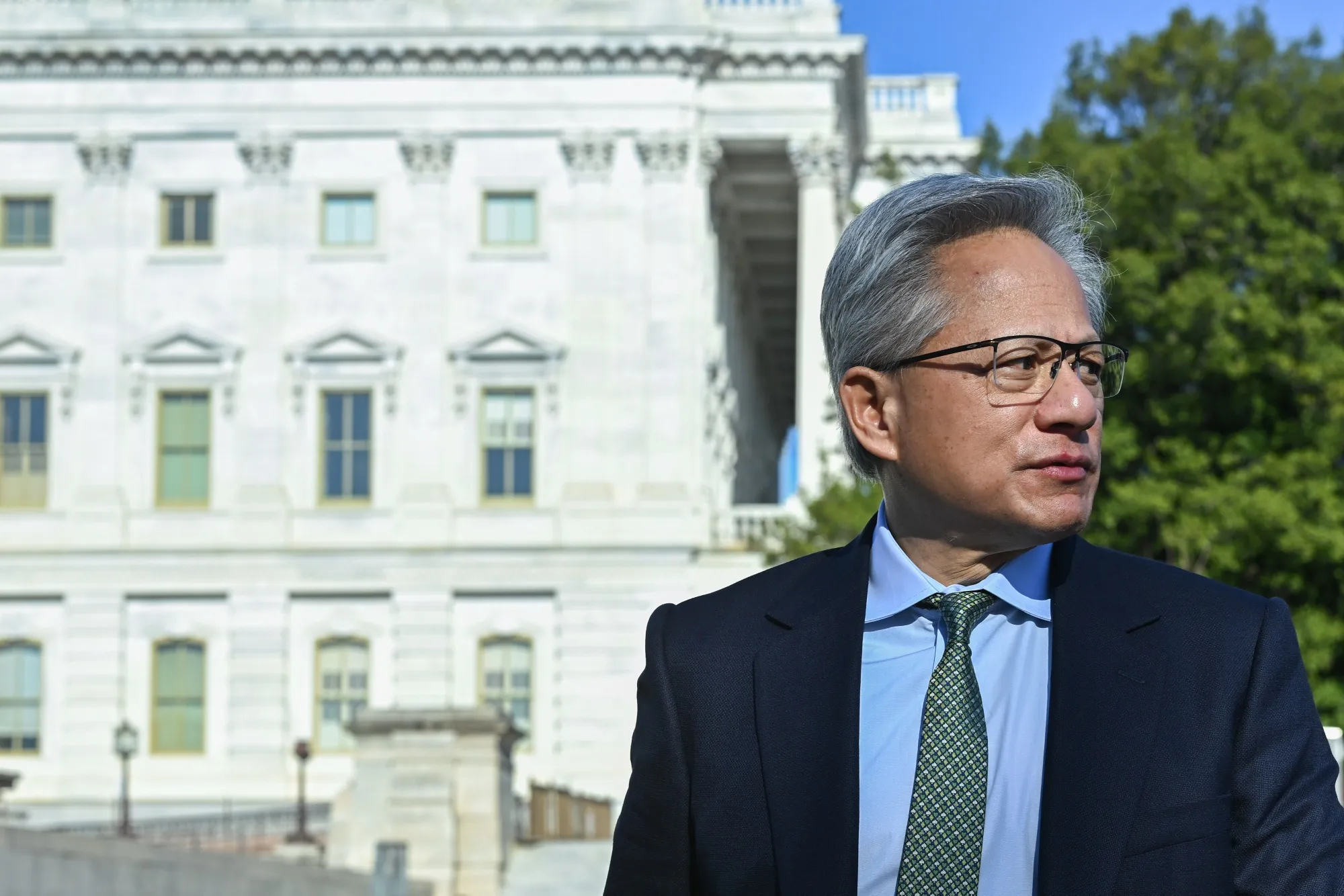 Giám đốc điều hành của Nvidia, Jensen Huang, đứng bên ngoài Tòa nhà Quốc hội Hoa Kỳ ở Washington, đang nỗ lực để nối lại hoạt động bán chip AI của công ty sang thị trường Trung Quốc.