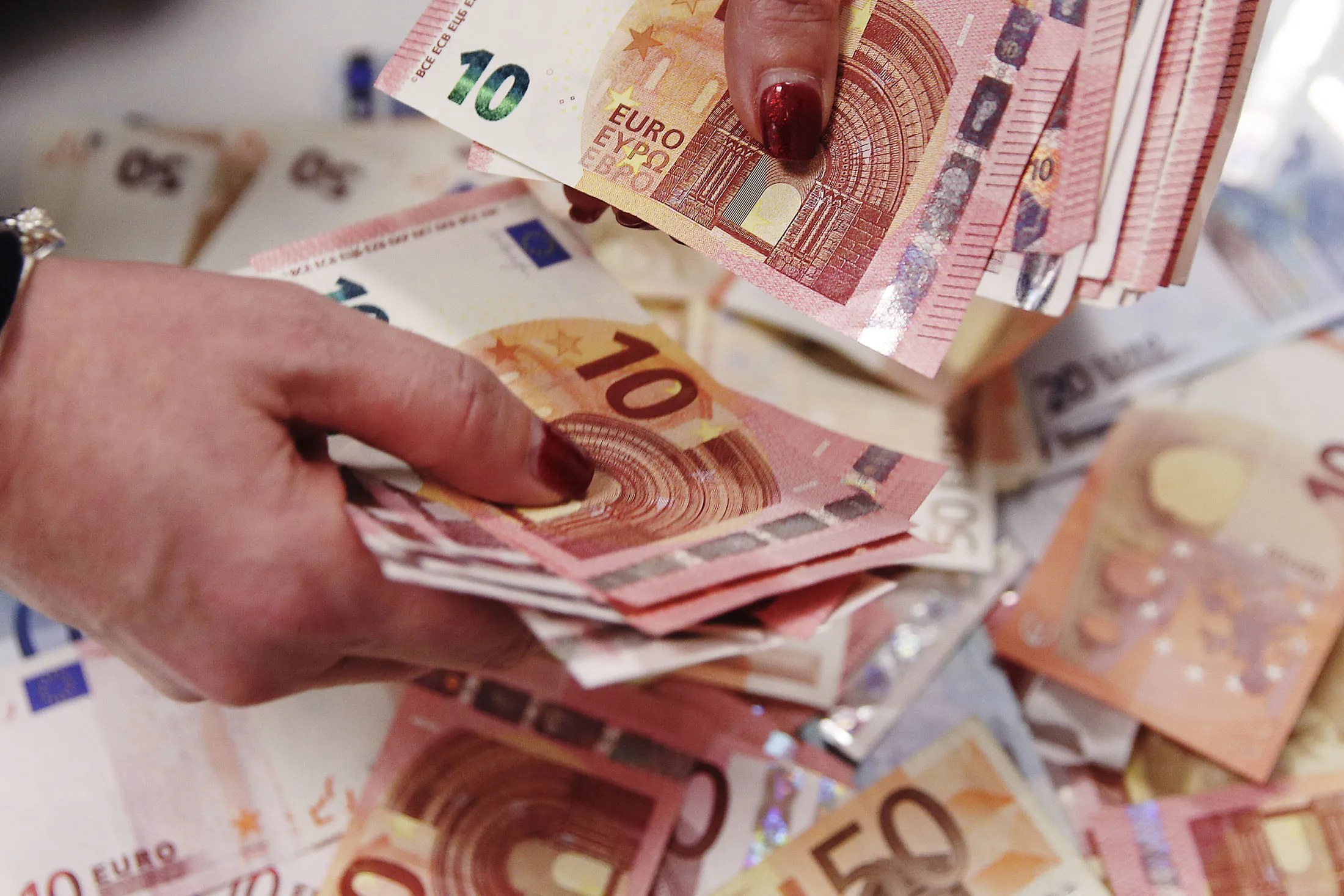 Euro Remains Near 1.1240 After Gain Inspired by Merkel Comments Bloomberg