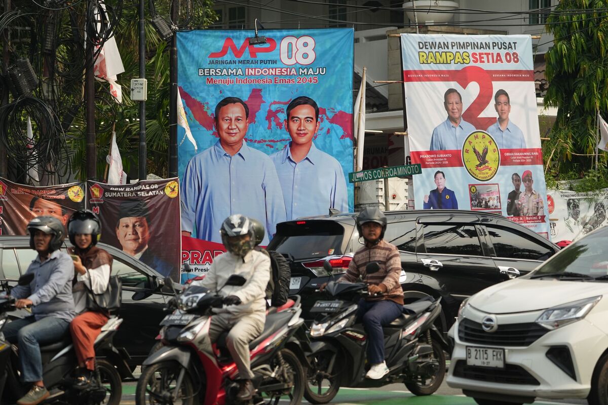 Indonesias Prabowo Keeps Election Lead With Runoff Seen Likely Bloomberg