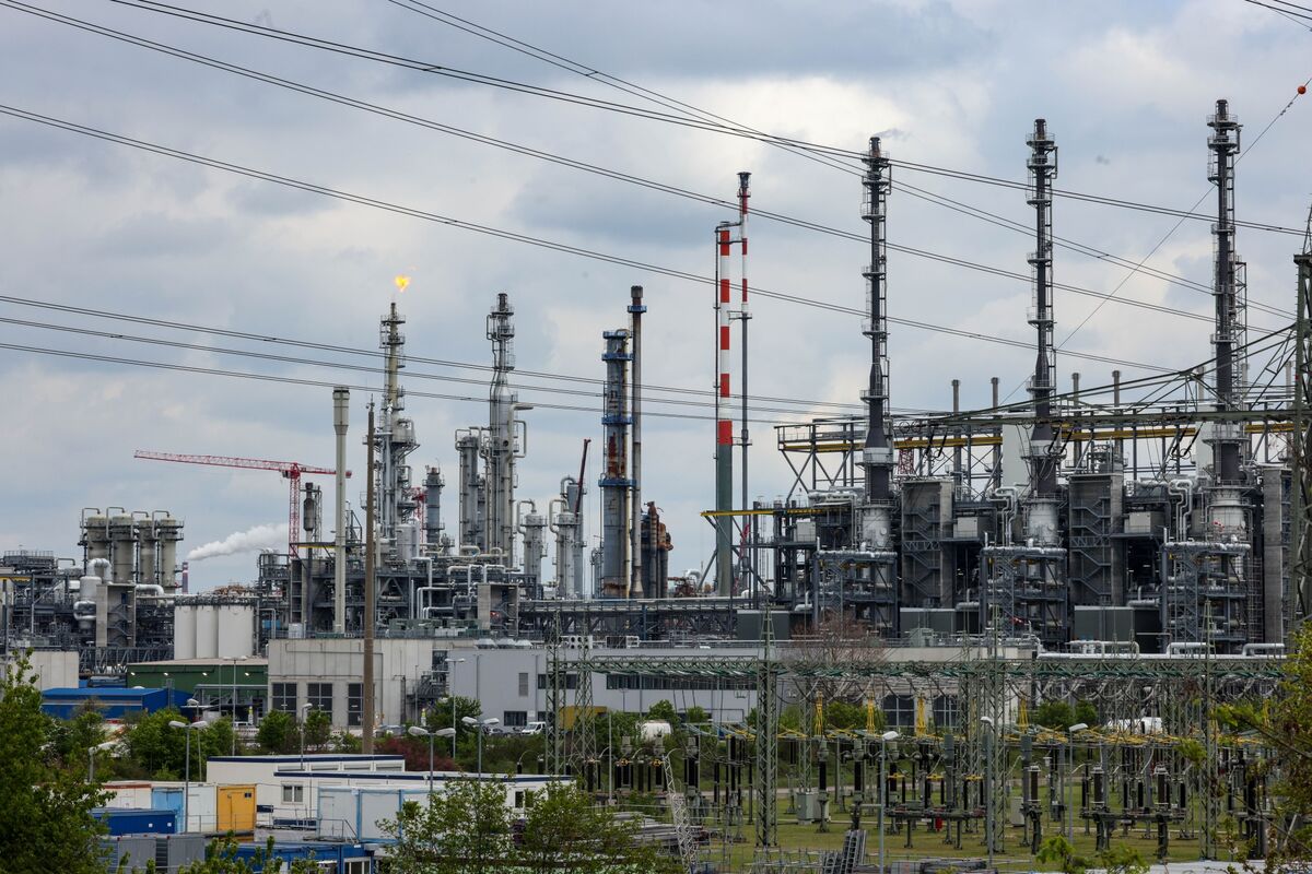 German Chemical Makers Say Carbon Costs Damage Europe’s Edge