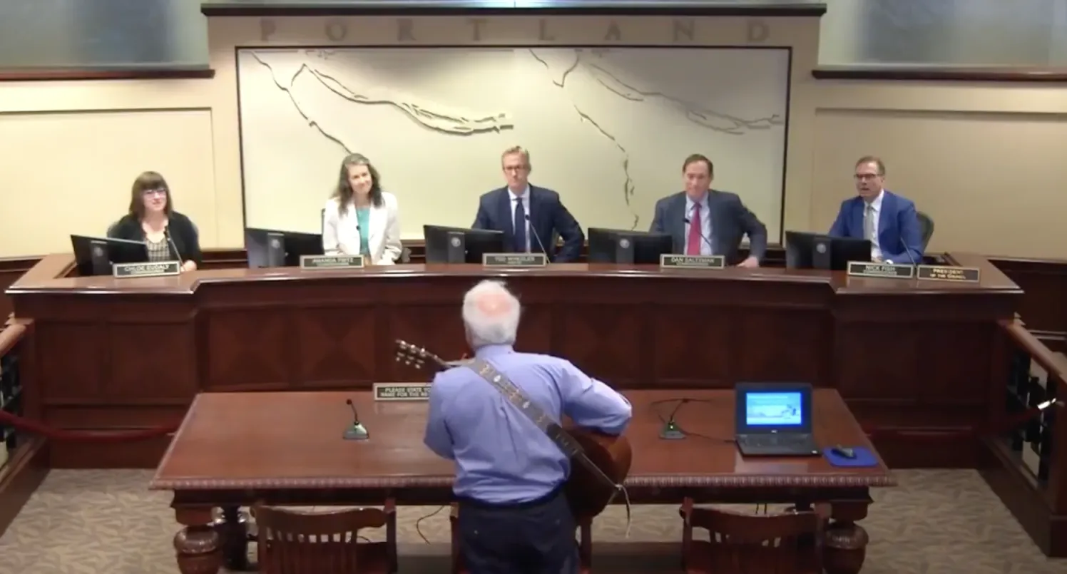 Paul Rippey plays in front of Portland’s city council in 2018.
