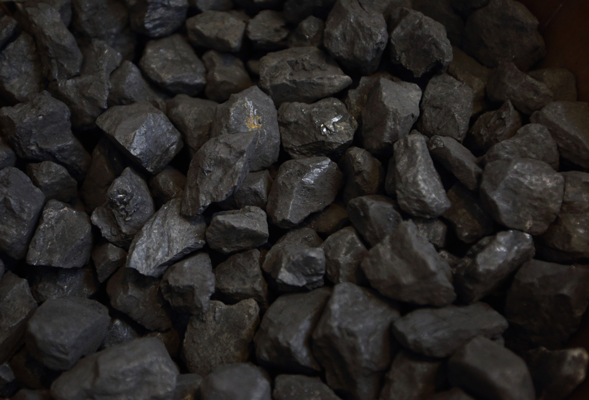 Бурый уголь торф каменный уголь. Каменный и бурый уголь. Каменный уголь антрацит. Бурый уголь и каменный уголь. Камень бурый уголь.
