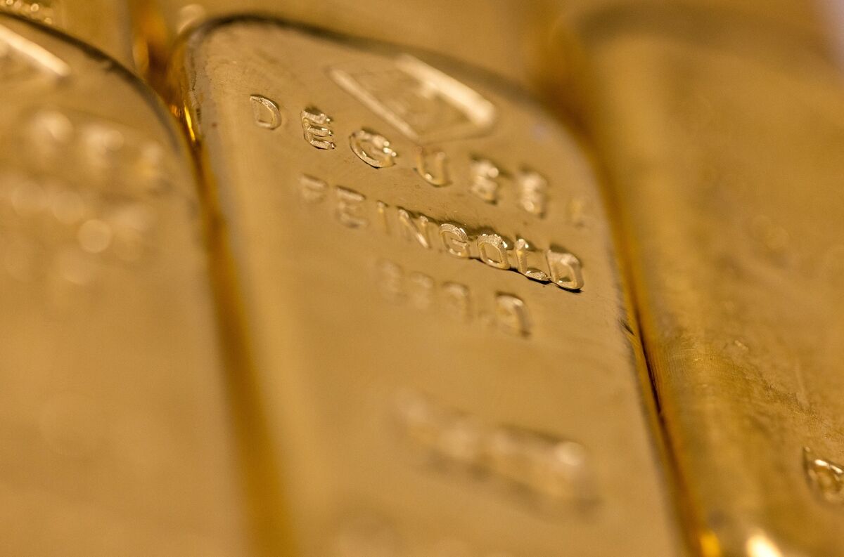 Gold Set for Best Week Since Mid-March on Fears Over US Banks