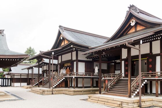 Japan Emperor Steps Down in First Abdication in Two Centuries