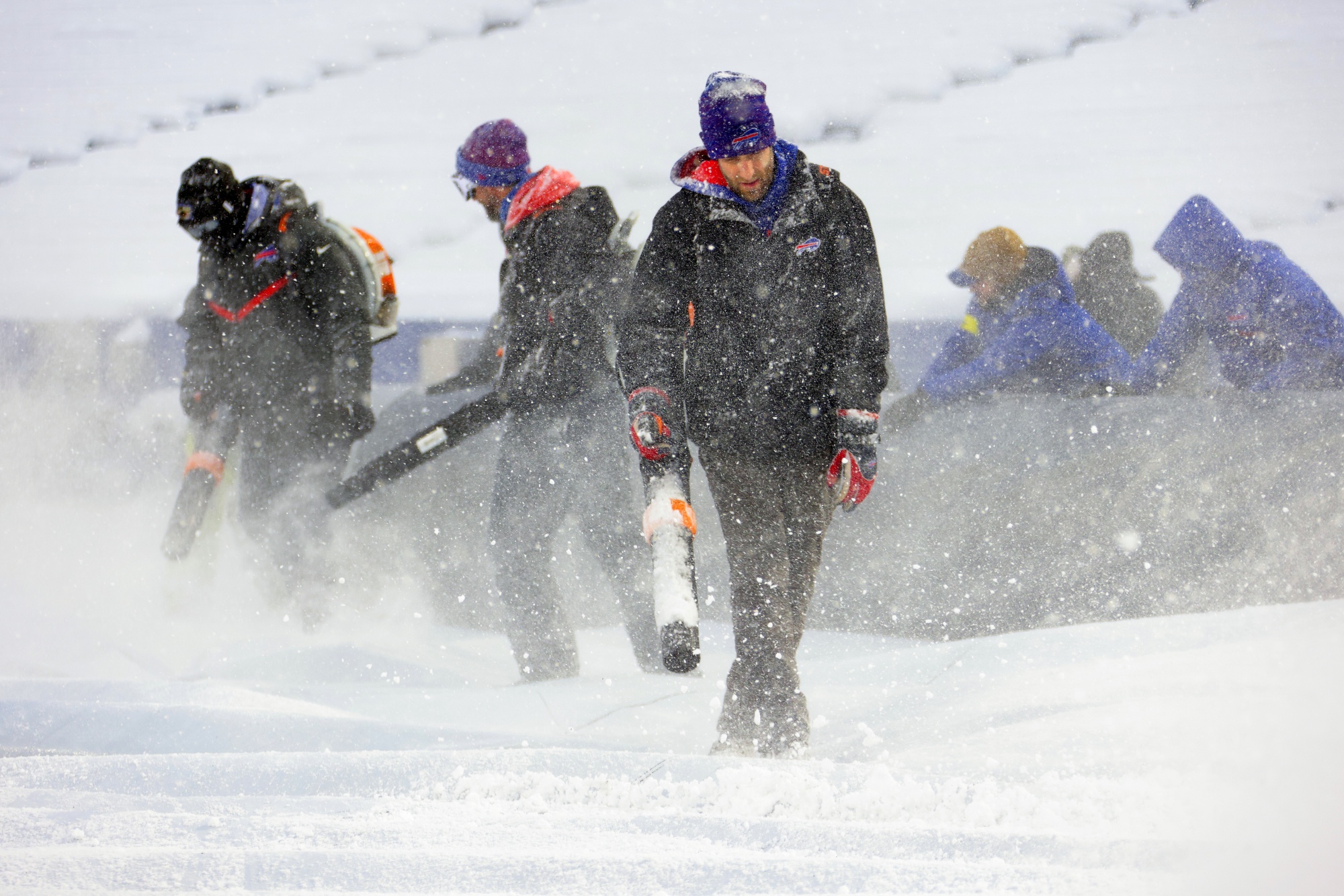 Snow pummels parts of Northeast; thousands without power