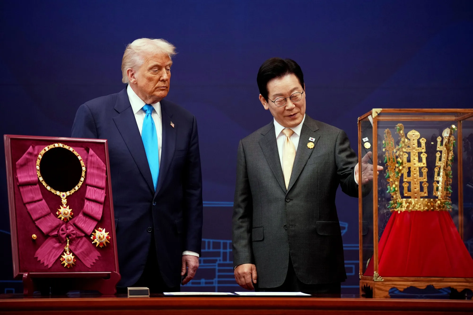 Lee Jae Myung presents a crown to Donald Trump at the Gyeongju National Museum.