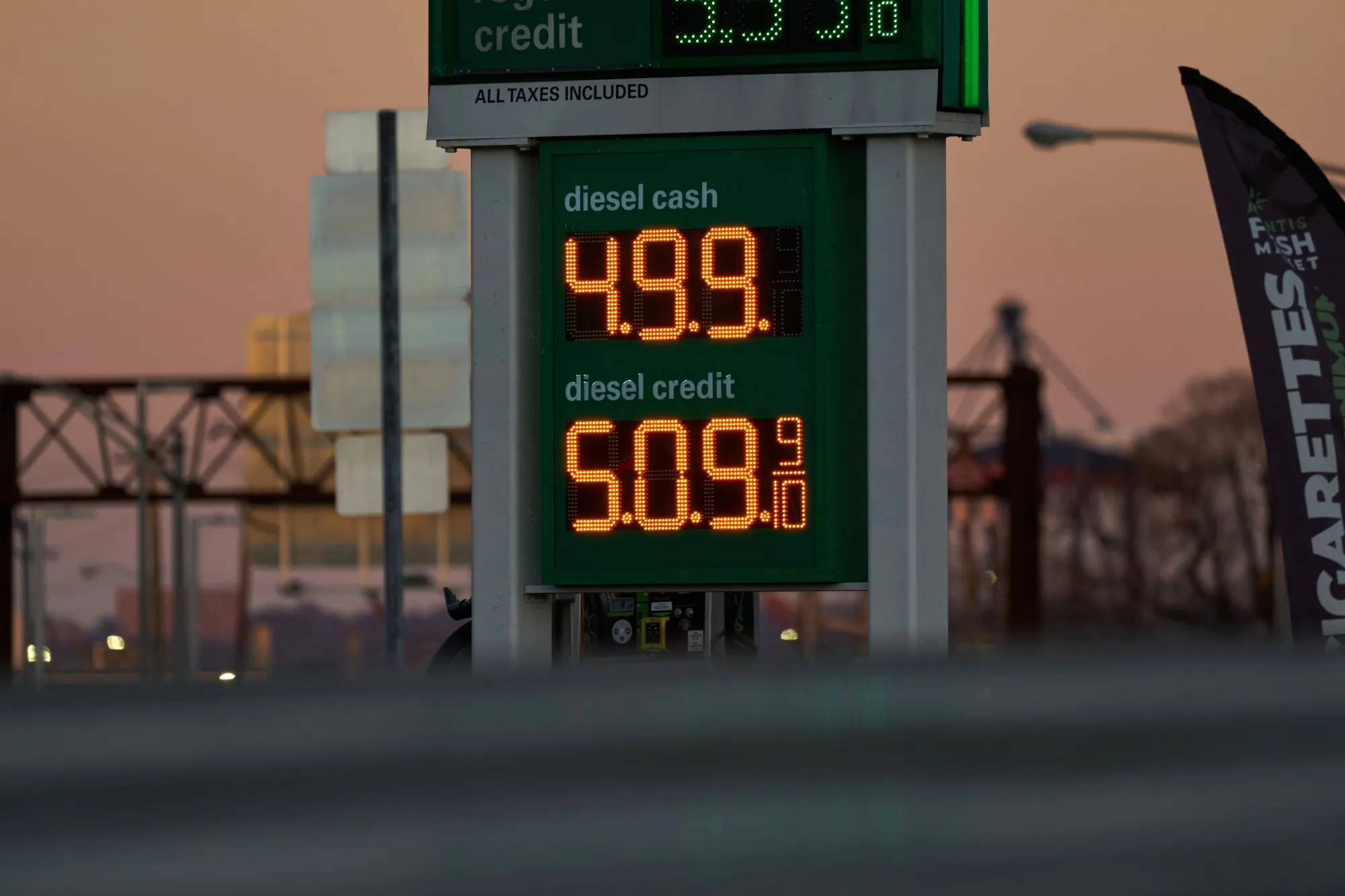 Một bảng hiệu hiển thị giá nhiên liệu diesel tại trạm xăng BP ở Elizabeth, New Jersey, vào ngày 9 tháng 3.