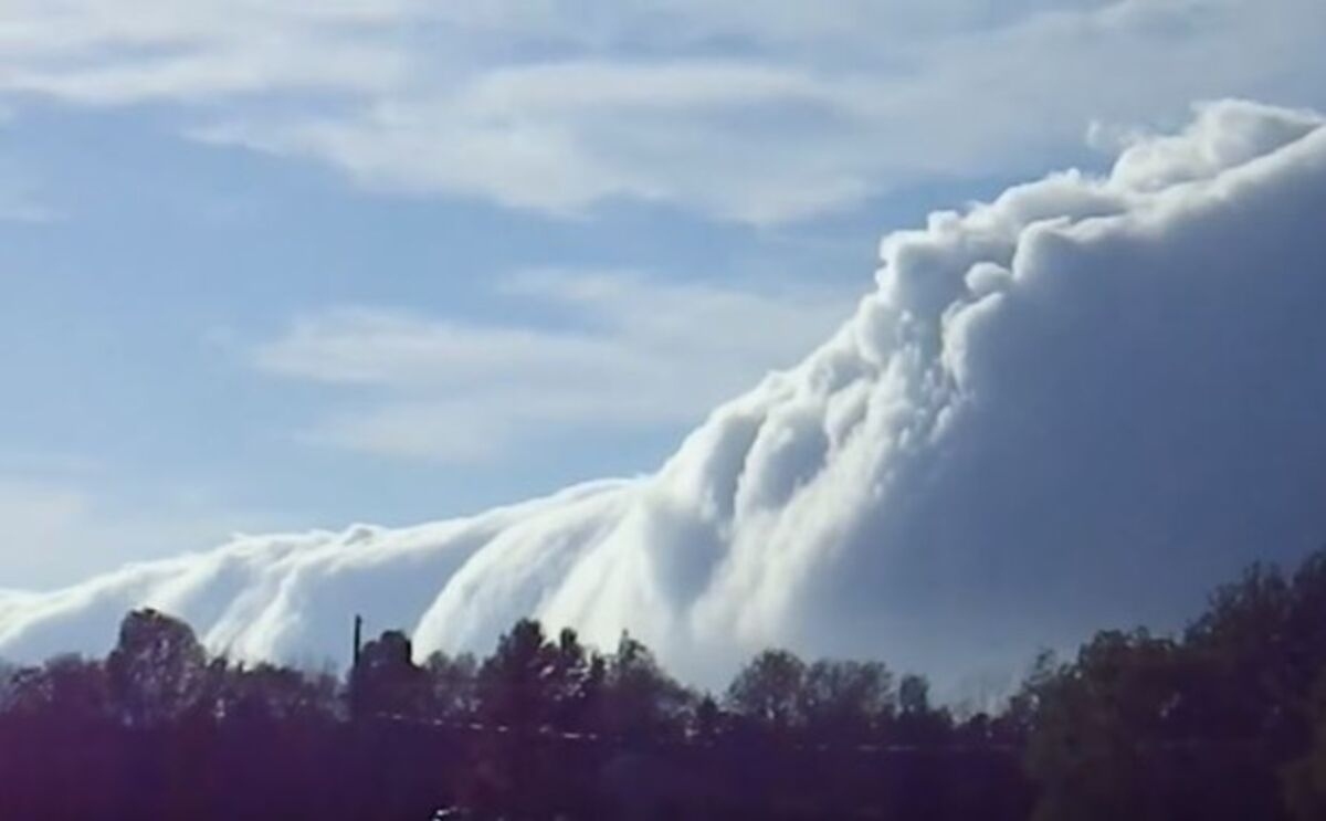 A Huge 'Roll Cloud' Visited Lake Michigan - Bloomberg