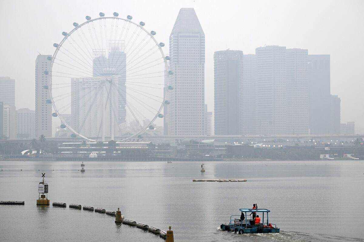 bloomberg.com - Mary Hui - Singapore, Malaysia Cloaked in Haze Ahead of Key Sporting Events