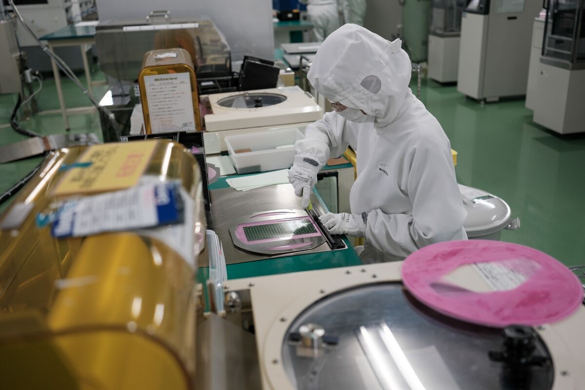 Taiwan Chip Firm Unimicron Seeks Up to $1.4 Billion in Offering