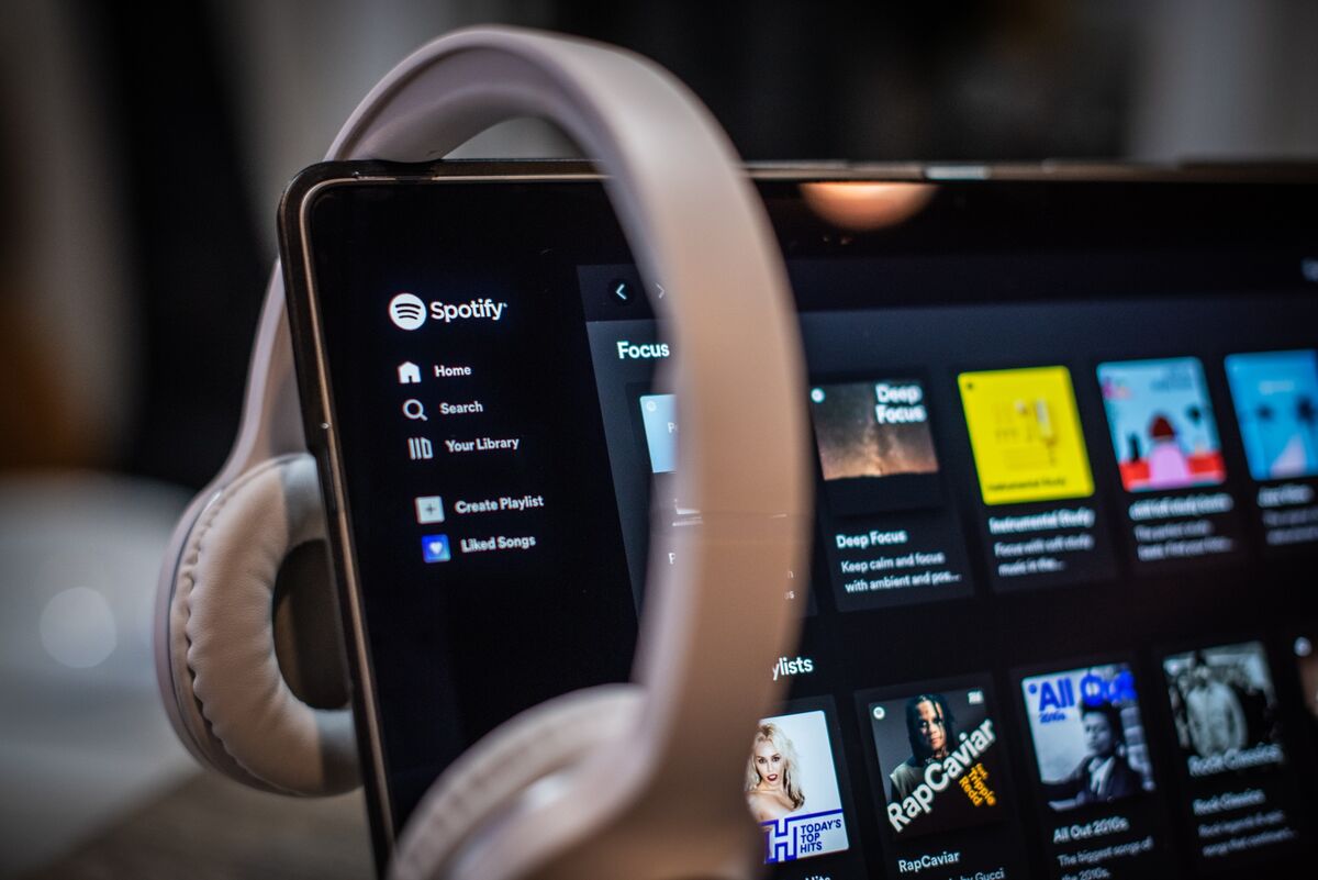 Spotify Users Exceed Forecast as CEO Transition Nears