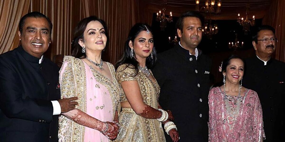 Mukesh Ambani Grooms The Heirs To His 50 Billion Fortune Bloomberg