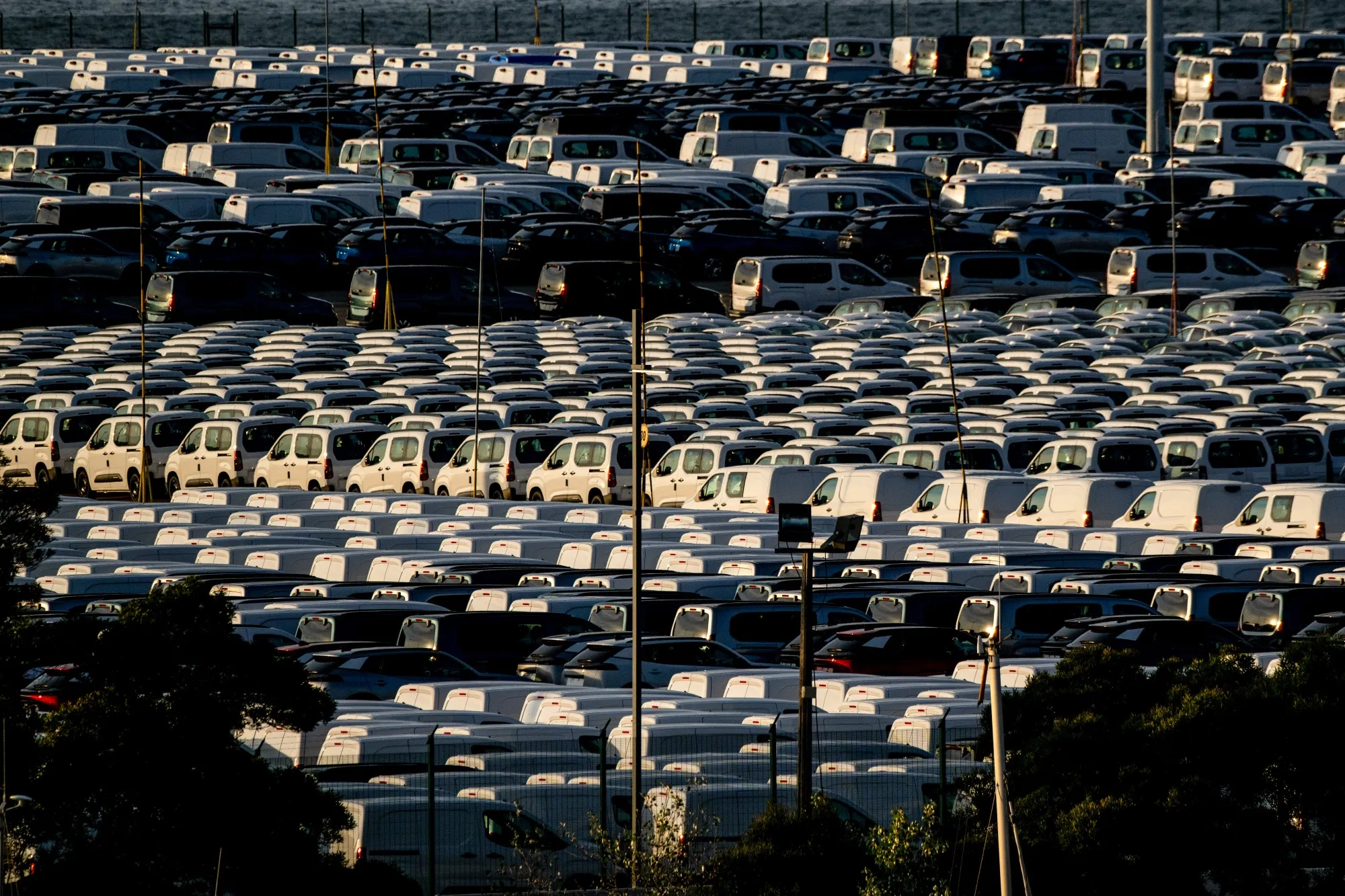 Stellantis Sees €1.2 Billion Tariff Hit in Second Half of 2025 - Bloomberg