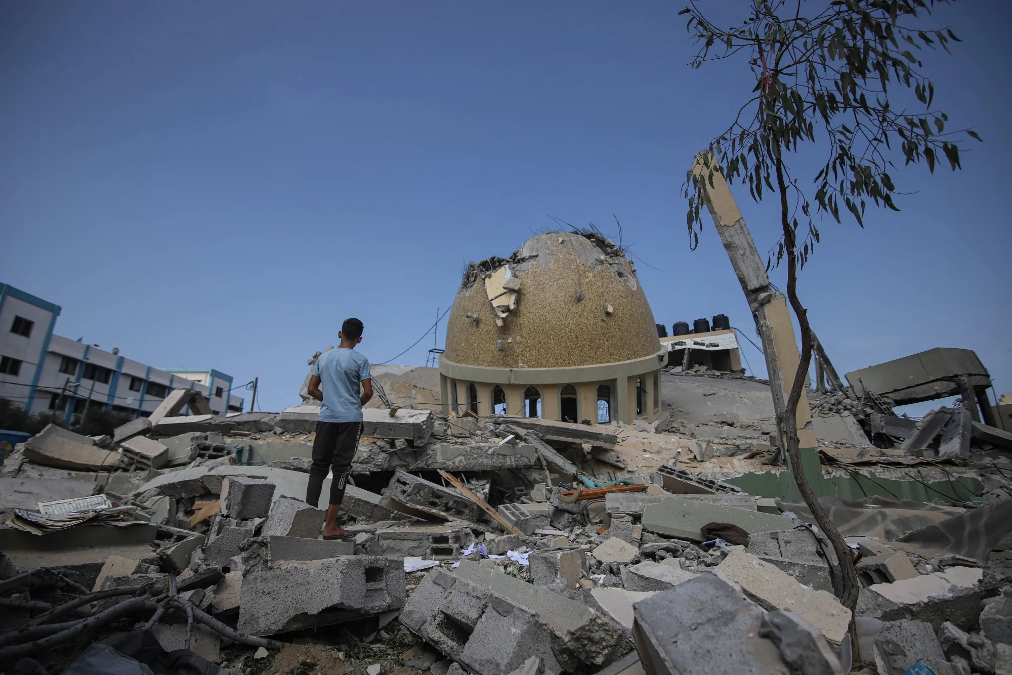 Fighting Extends to Second Day In Israel, Gaza
