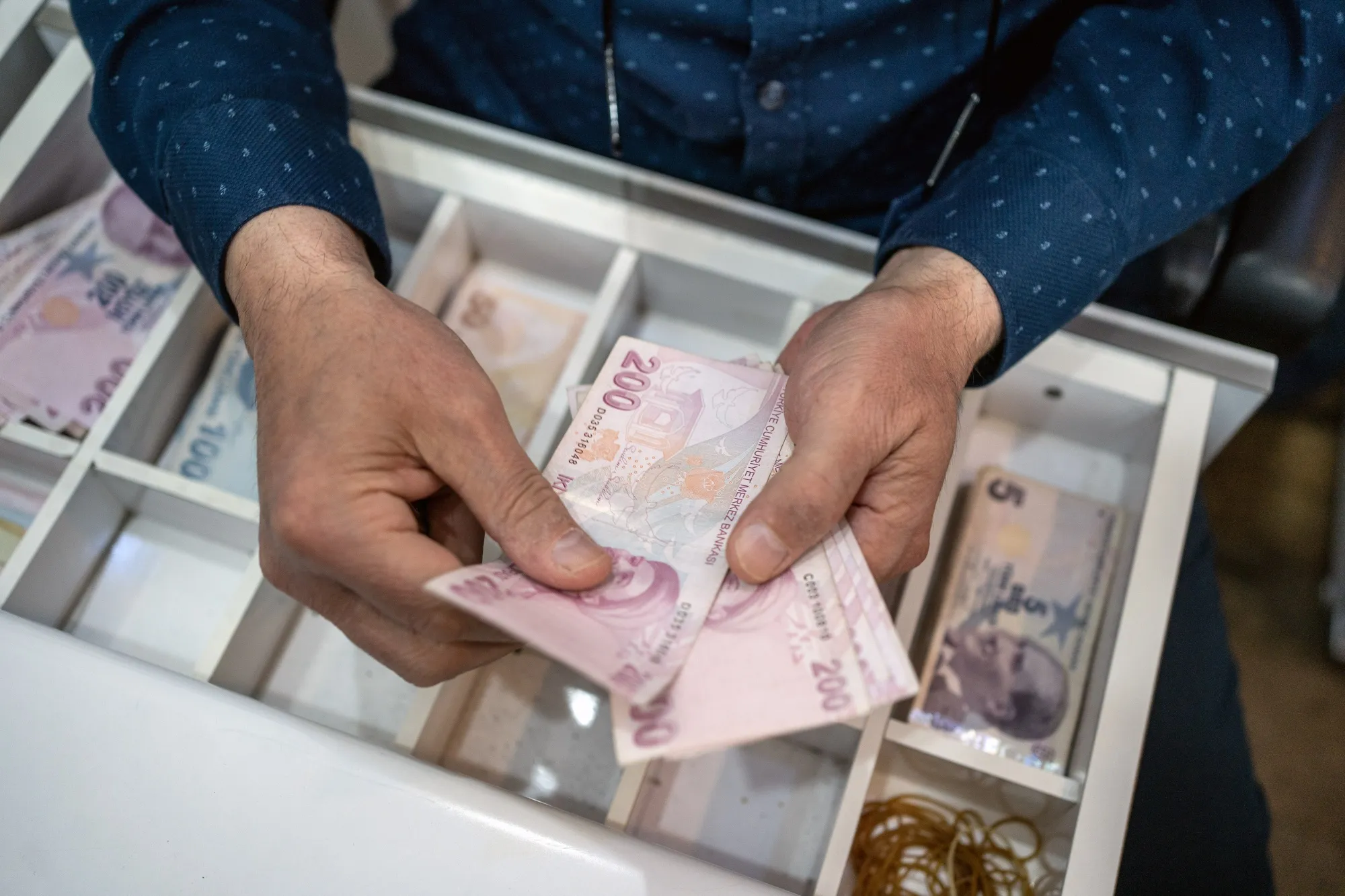 The lira extended its decline to a sixth day.