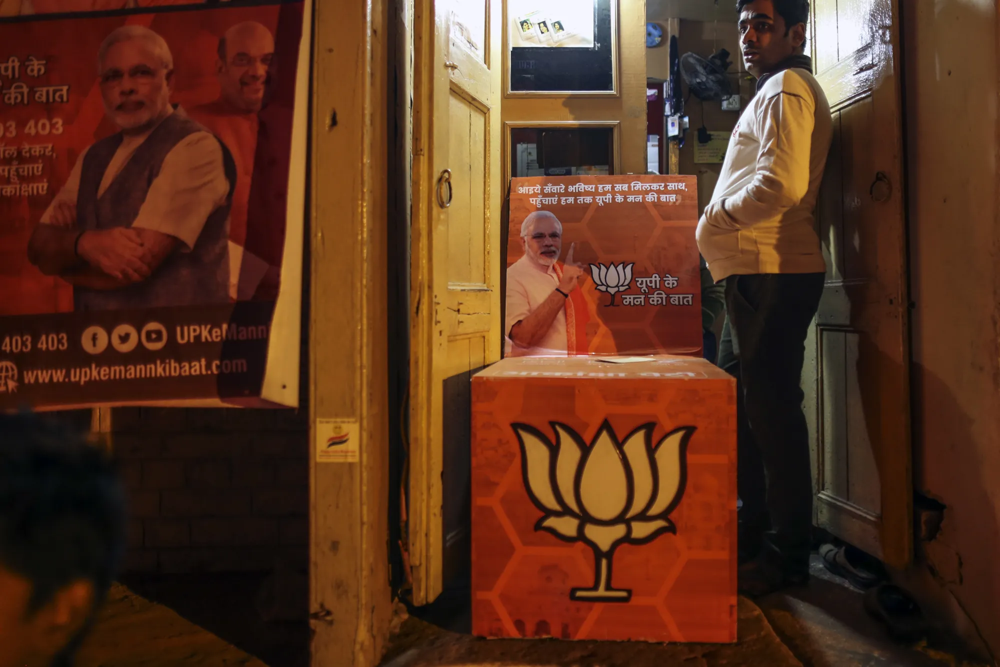 Small Businesses In Modi's Holy City Shows a $1 Trillion Hidden Economy Has Stalled