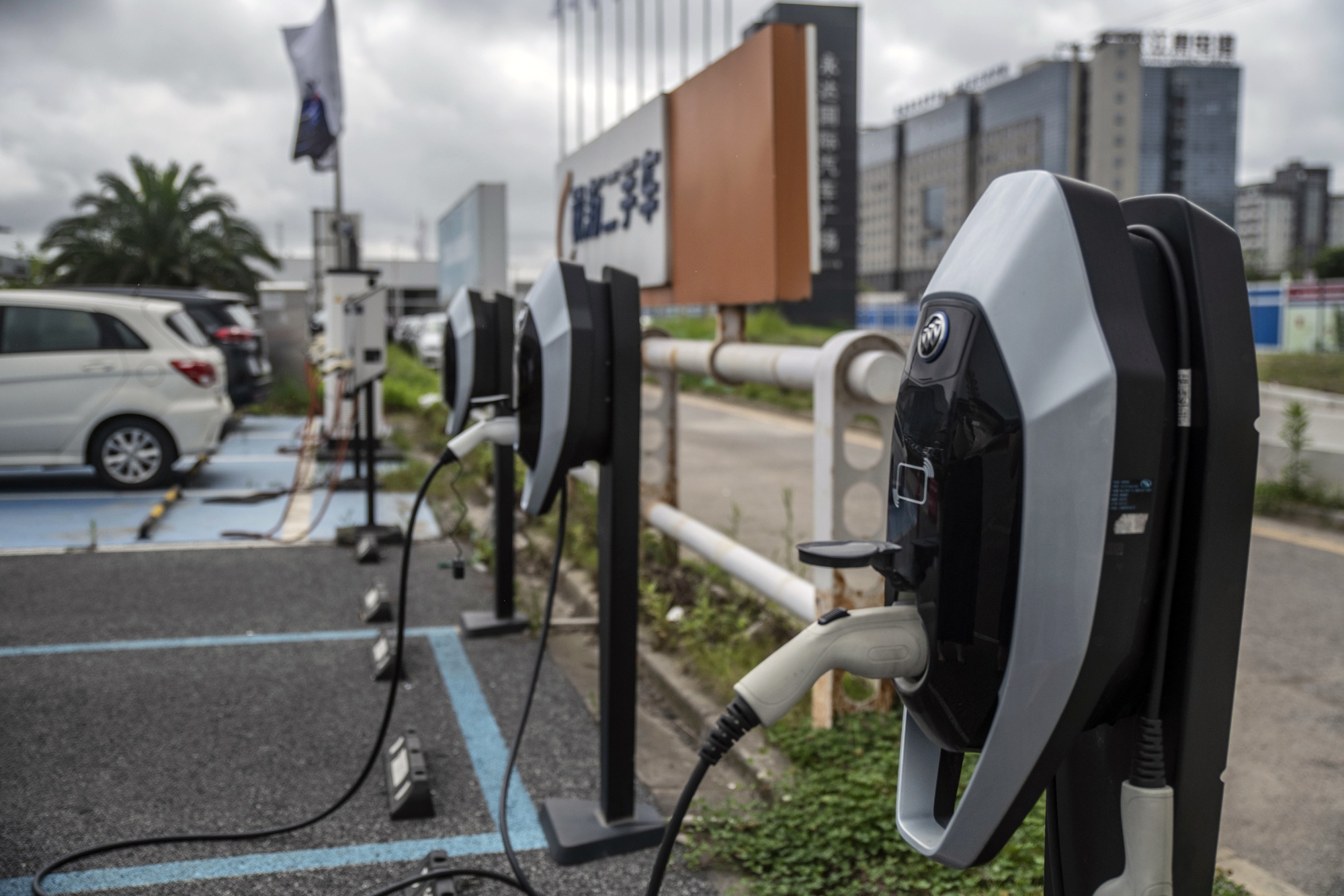These Electric Vehicle Chargers Will Come to You - Bloomberg