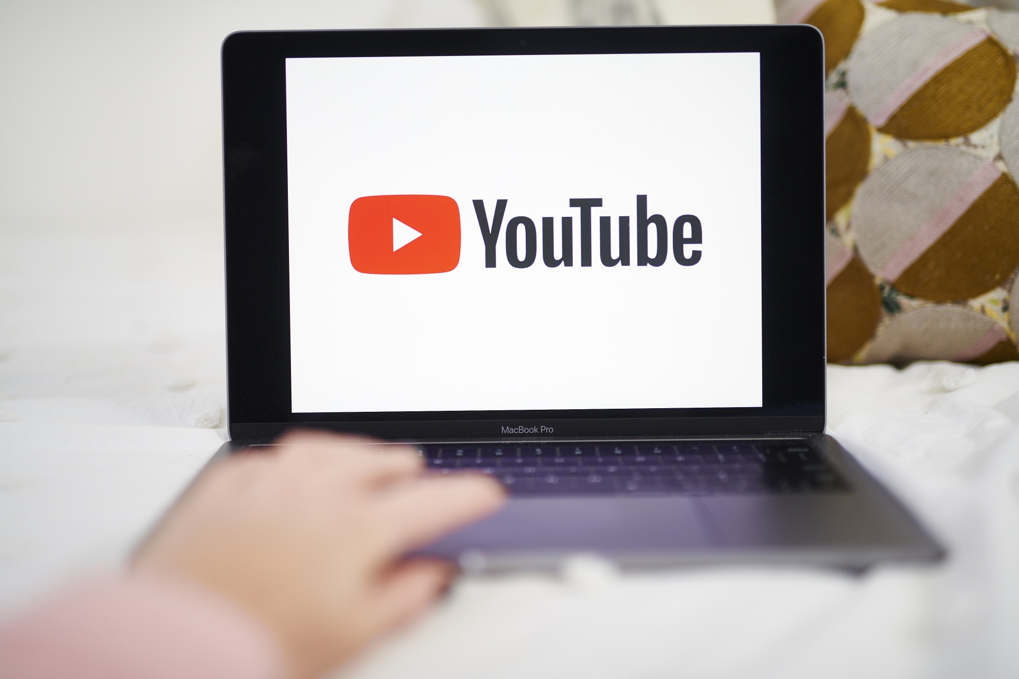 Image associated with story "YouTube Inks Amazon Partnership to Boost Online Shopping Bet"