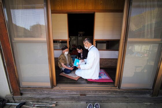 Glacial Pace of Vaccinations Threatens Japan’s Olympic Moment