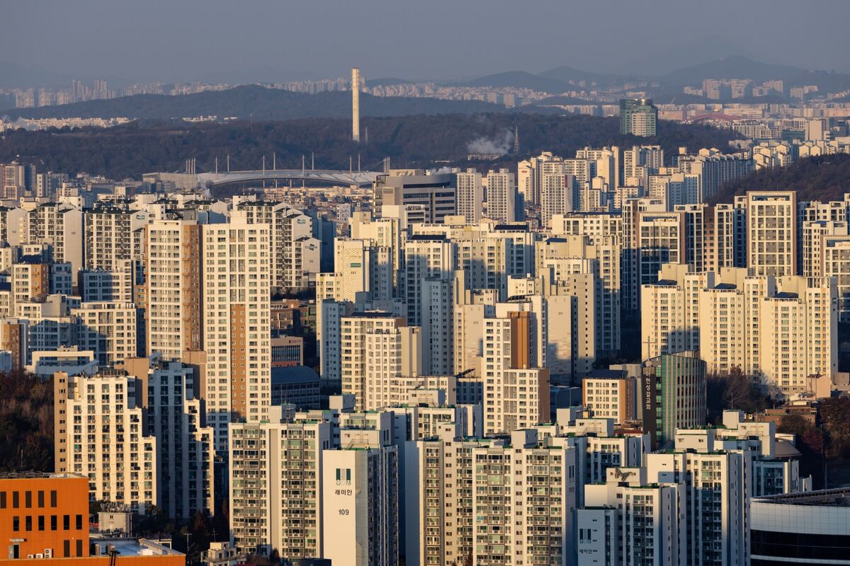bloomberg.com - Heesu Lee - Bank of Korea Warns Won Volatility, Housing Boom Increase Imbalance Risks
