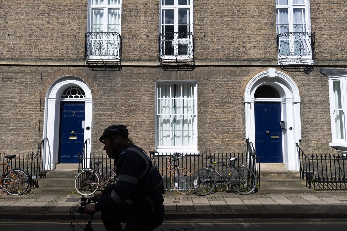 Renters Outside London Paying Over £1,000 a Month for First Time