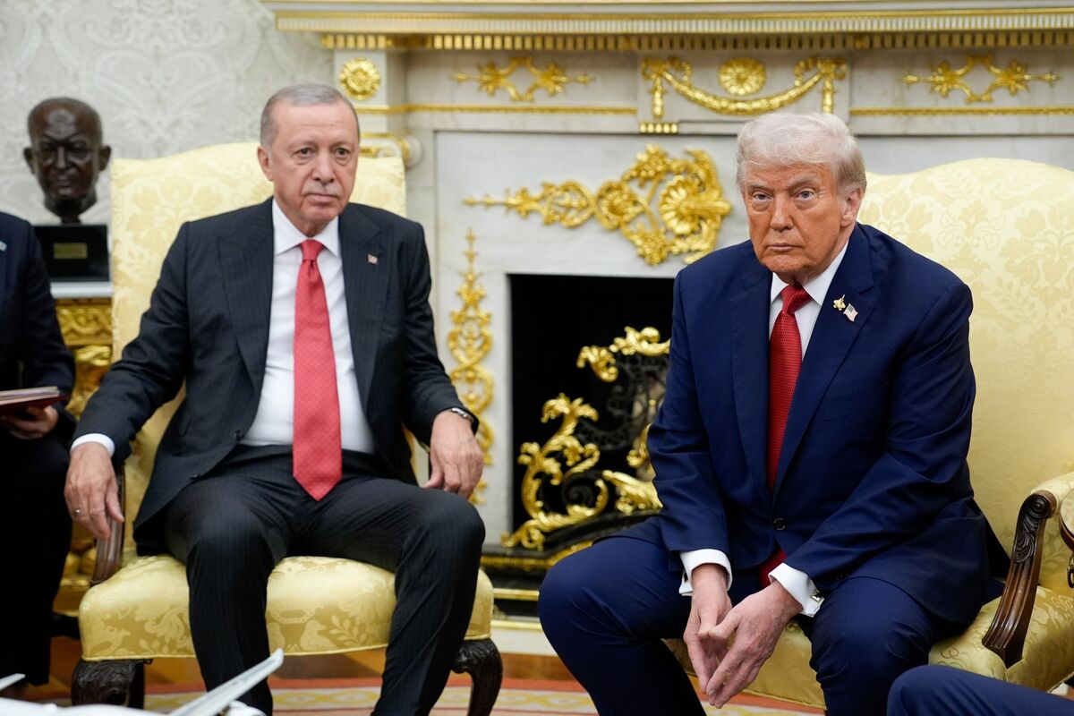Trump Urges Erdogan to Cut Russian Oil Purchases in Meeting