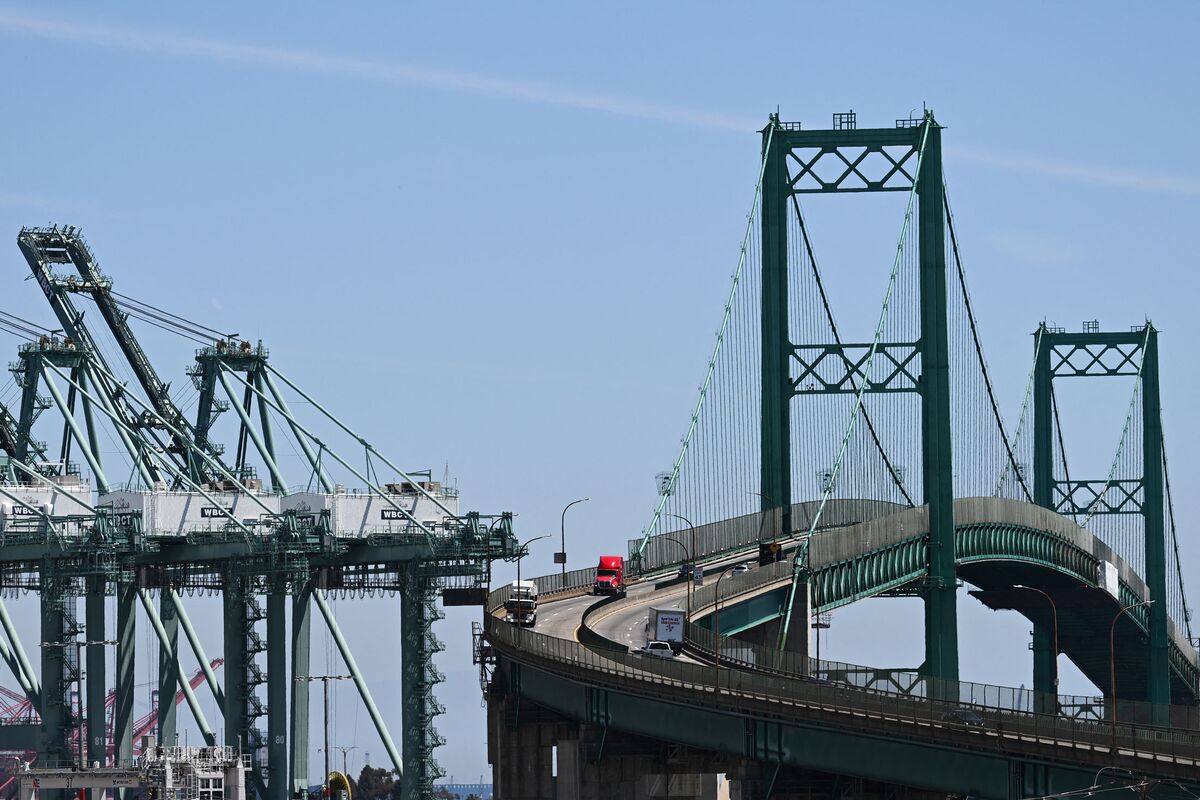 Trump Import-Tax Hike Counters Income-Tax Relief, Economists Say - Bloomberg