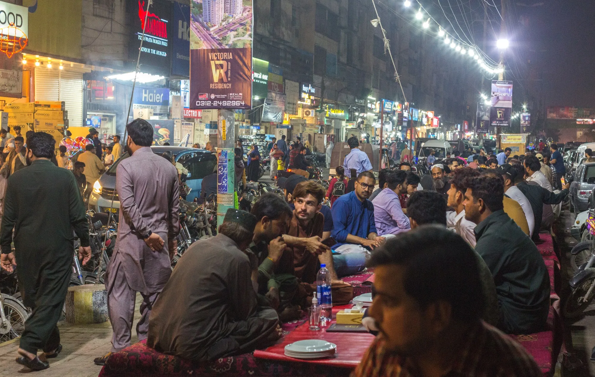 Diners outside a restaurant along a road in Karachi, Pakistan, on Saturday, March 5, 2022. Pakistan’s central bank will likely keep rates on hold at 9.75% at its March 8 meeting after aggressive tightening in the second half of 2021.
